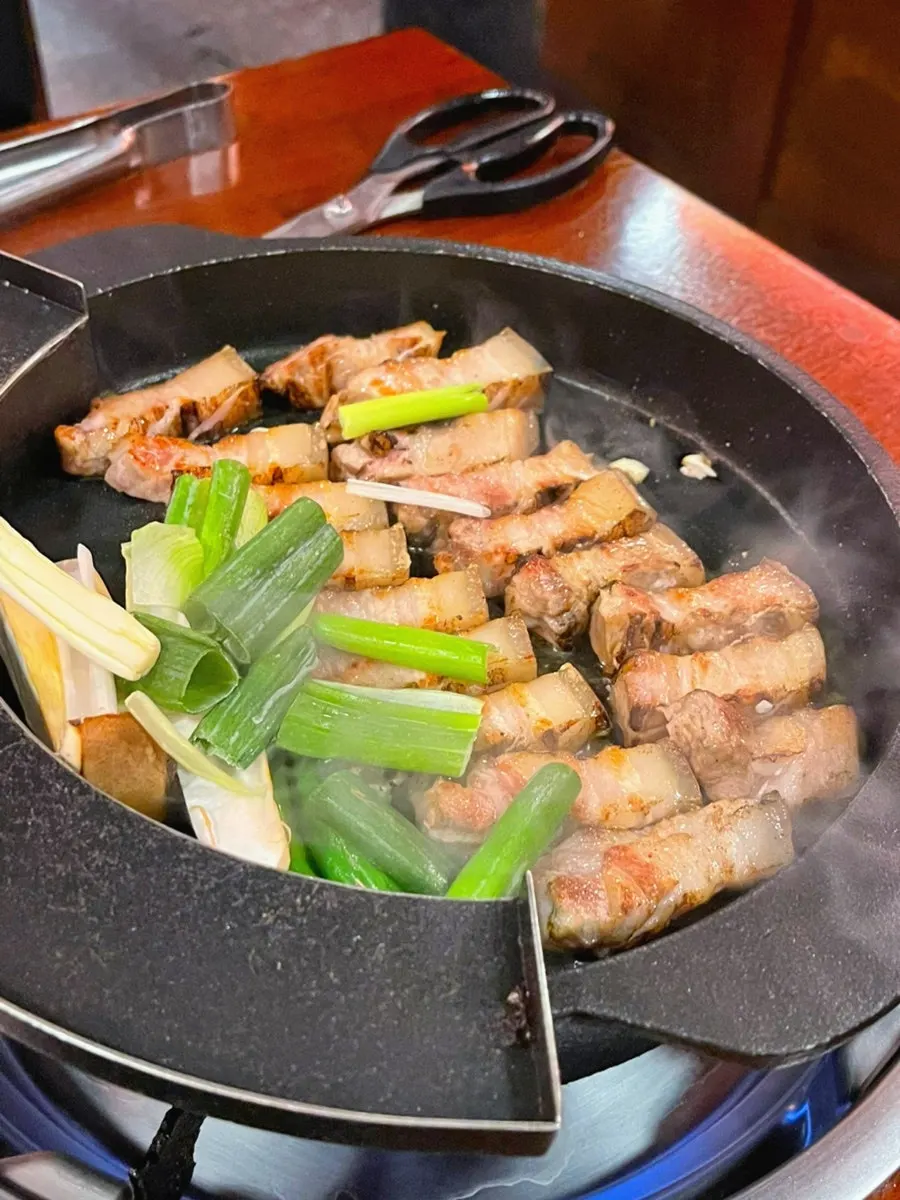 참숯에 초벌해 나온 한돈 삼겹살 360g