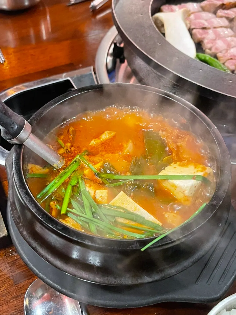 고기가 넉넉히 든 한돈김치찌개