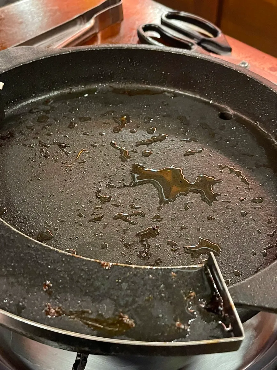 고기를 다 먹고 비워진 불판