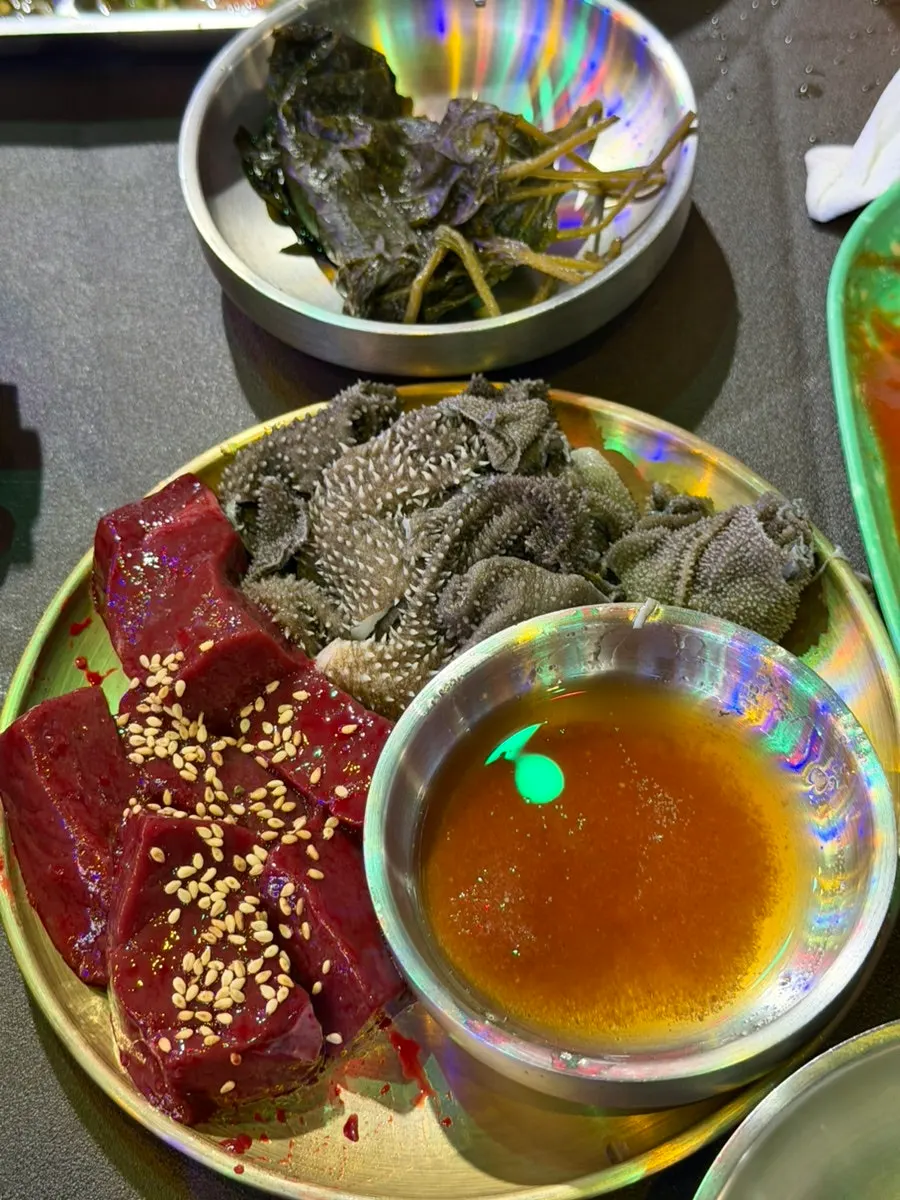 기본으로 나온 미역국과 떡볶이, 양파절임