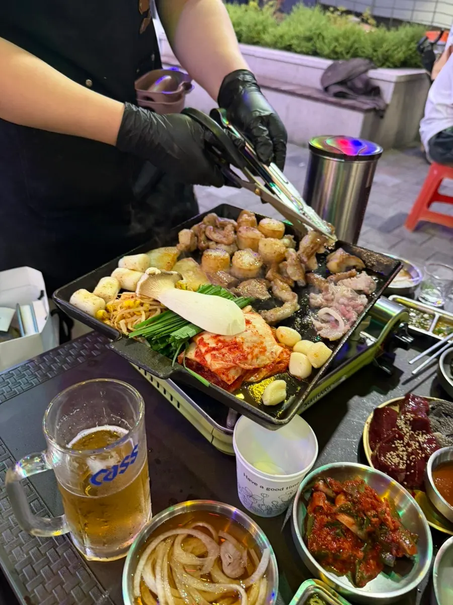 곱창과 야채가 함께 익고 있는 불판