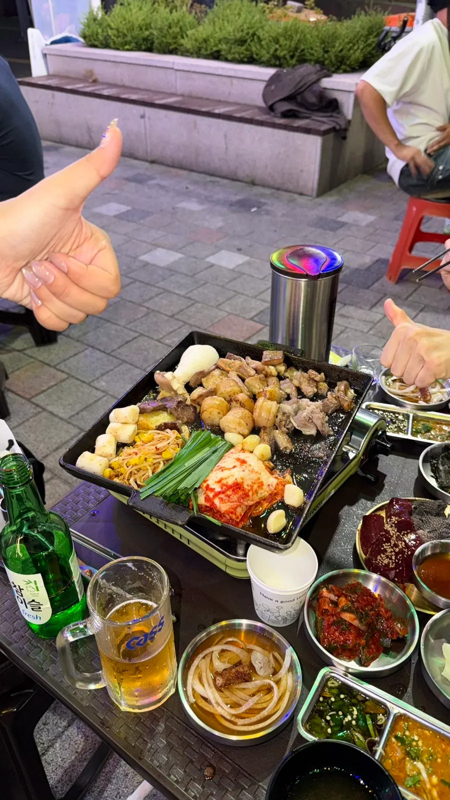 집어 든 야들야들한 곱창 한 점