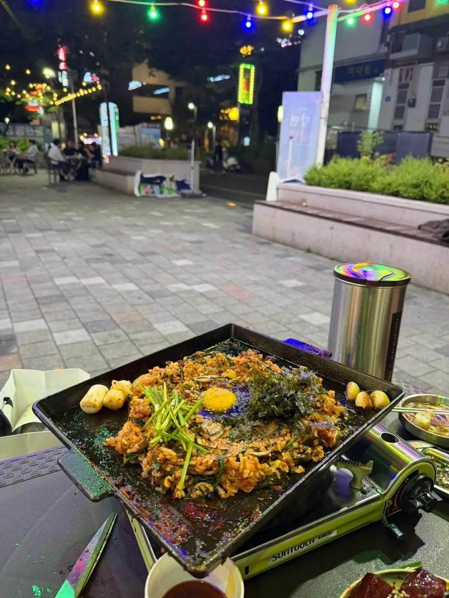 야채를 추가해 볶은 볶음밥 토핑