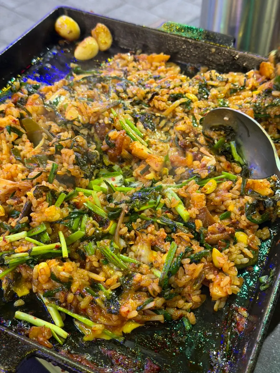 곱창을 넣어 완성한 날치알 볶음밥