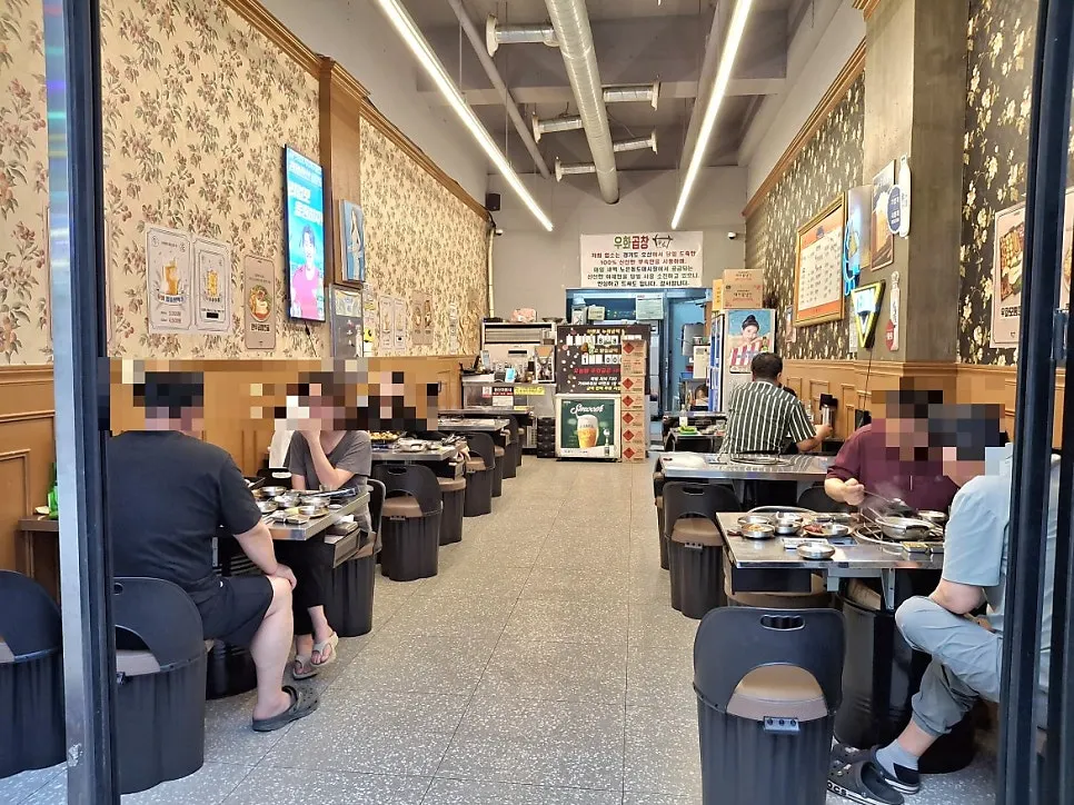 Indoor table seating at Uhwa Gopchang