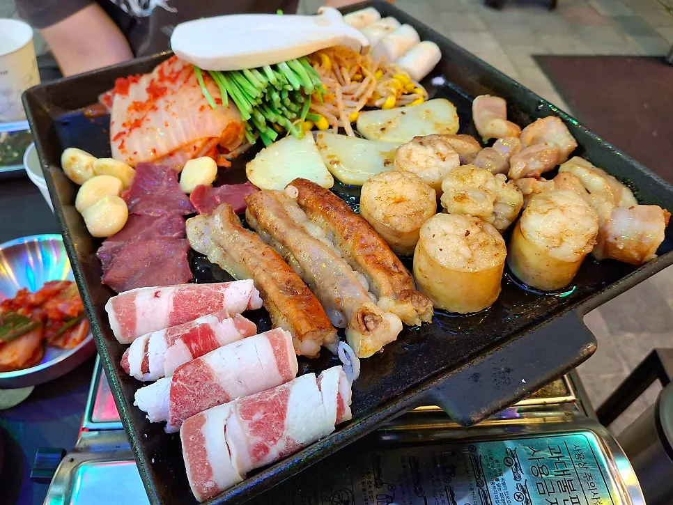 Table setting with the ordered gopchang platter