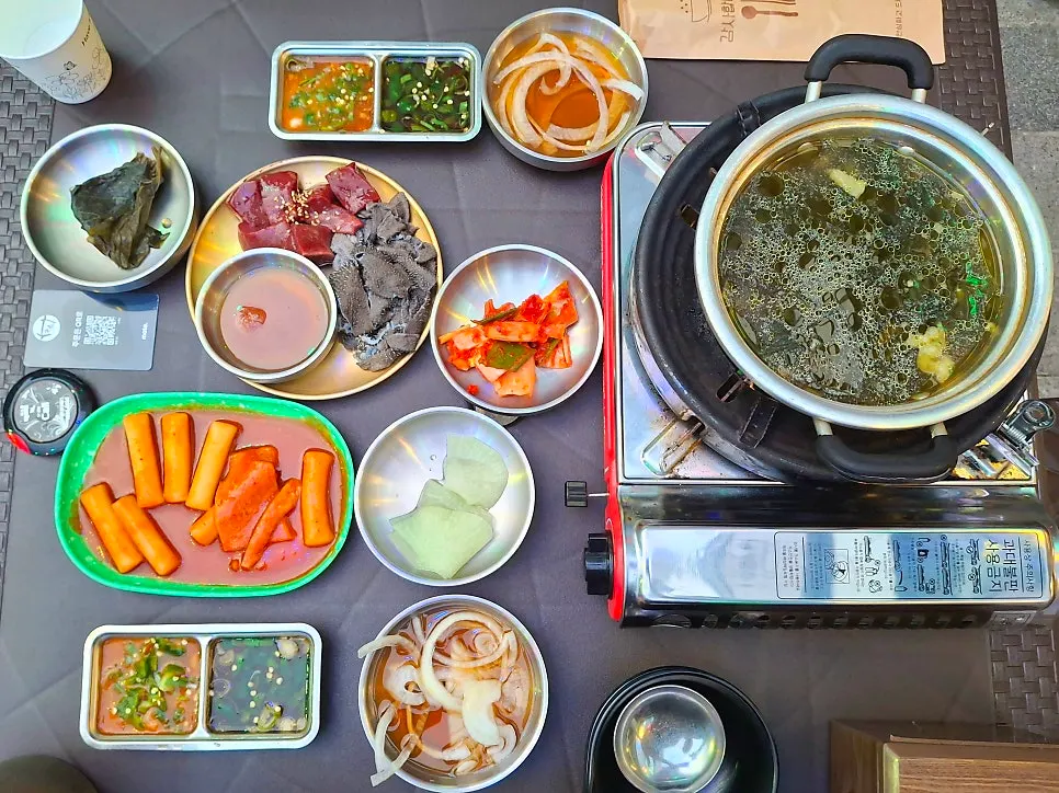 Basic side dishes of tteokbokki and pickled onions