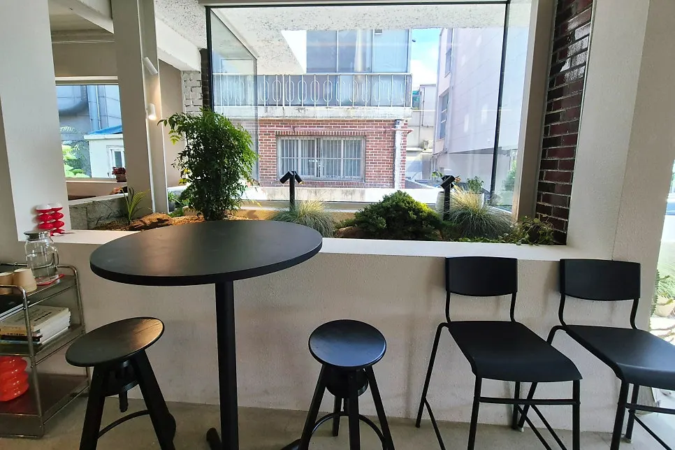 Sunlit second-floor seating at Uisagye