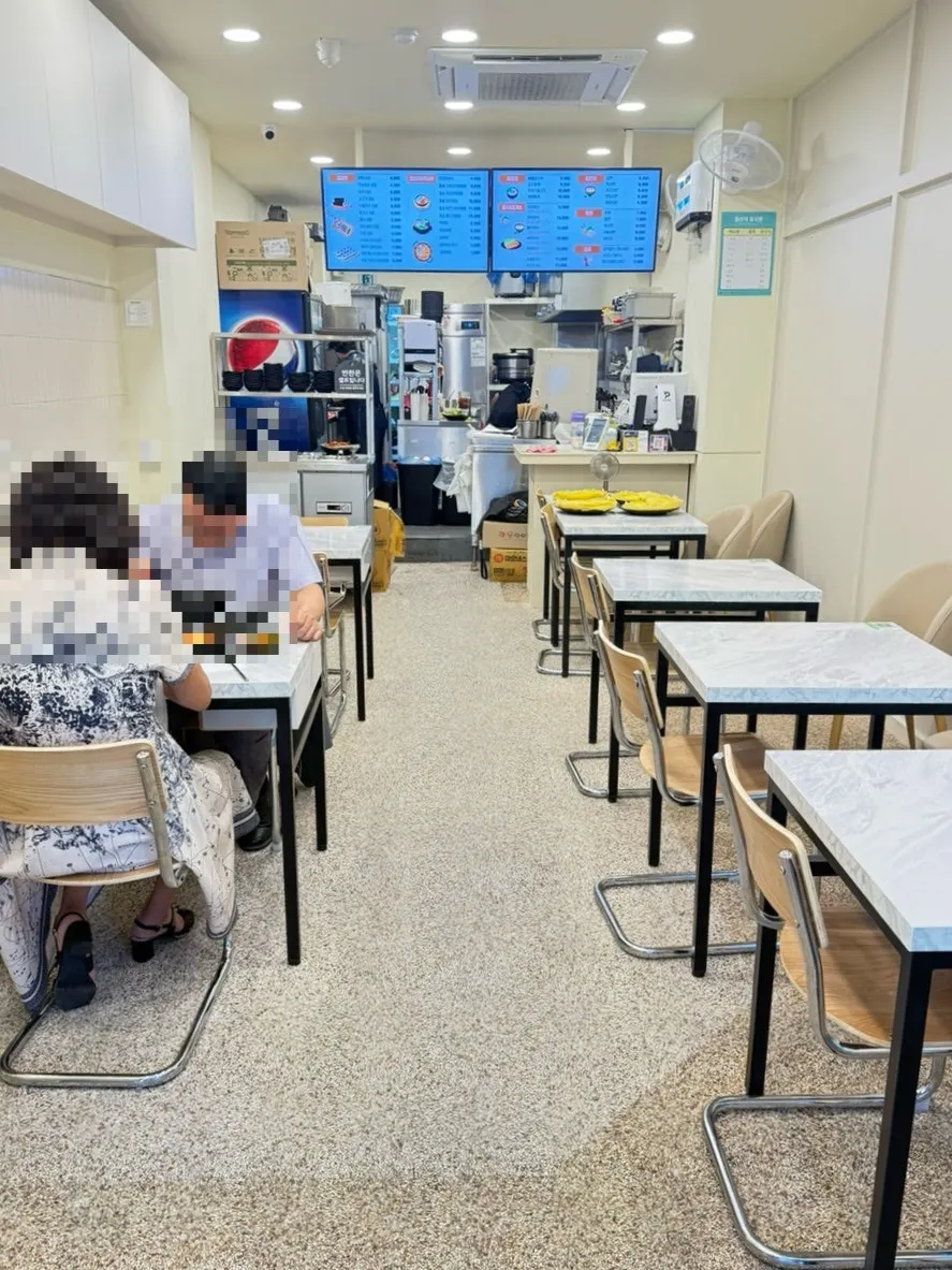 우월김밥 매장 입구 모습
