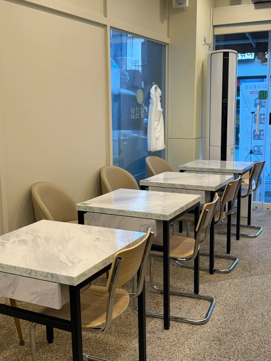 깔끔한 우월김밥 내부 인테리어