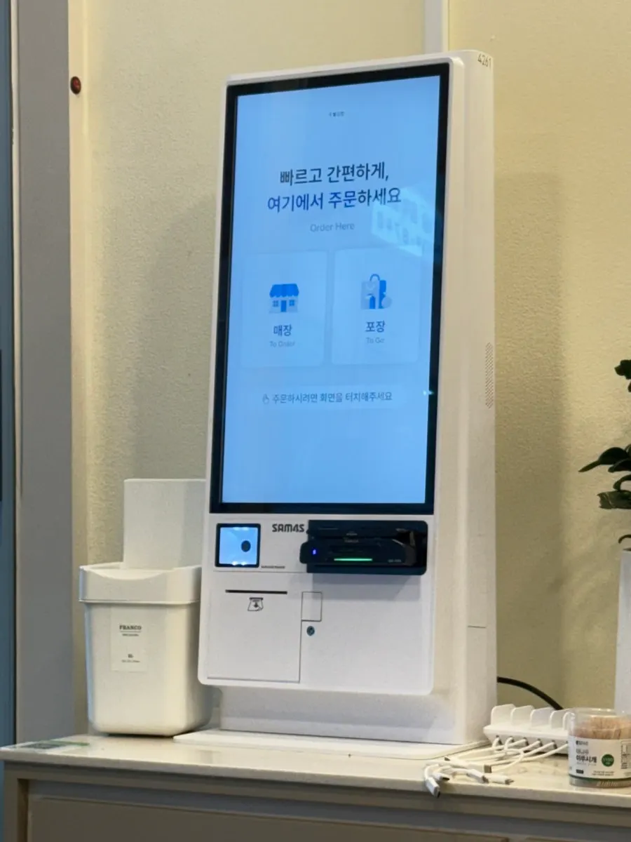테이블이 여러 개 놓인 넓은 홀