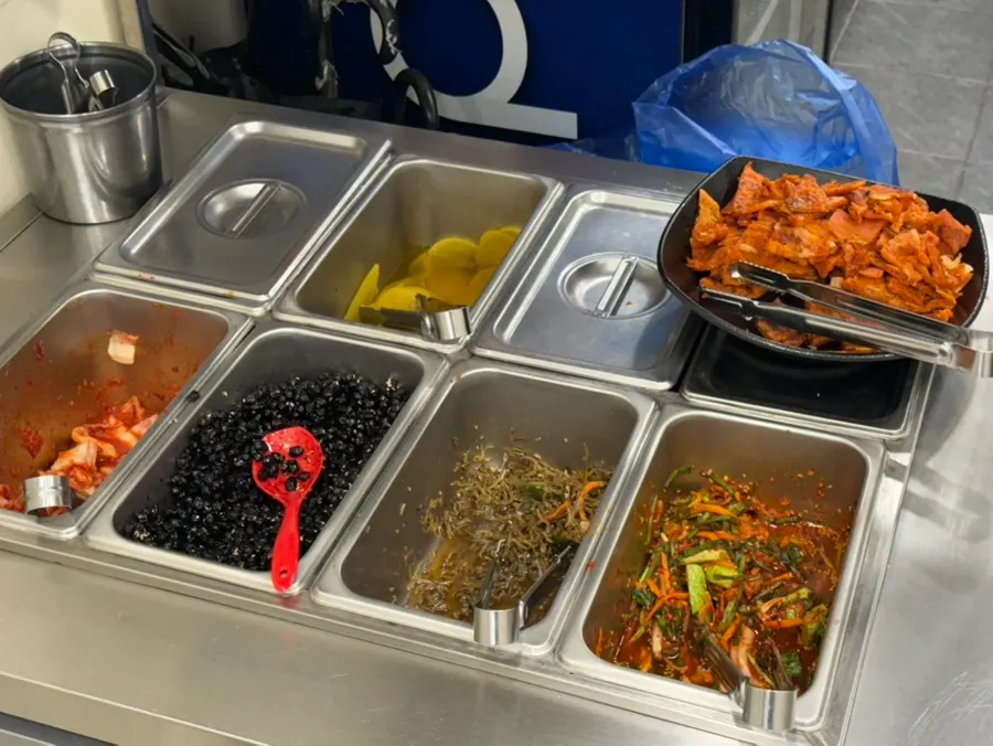 반찬이 놓인 셀프바