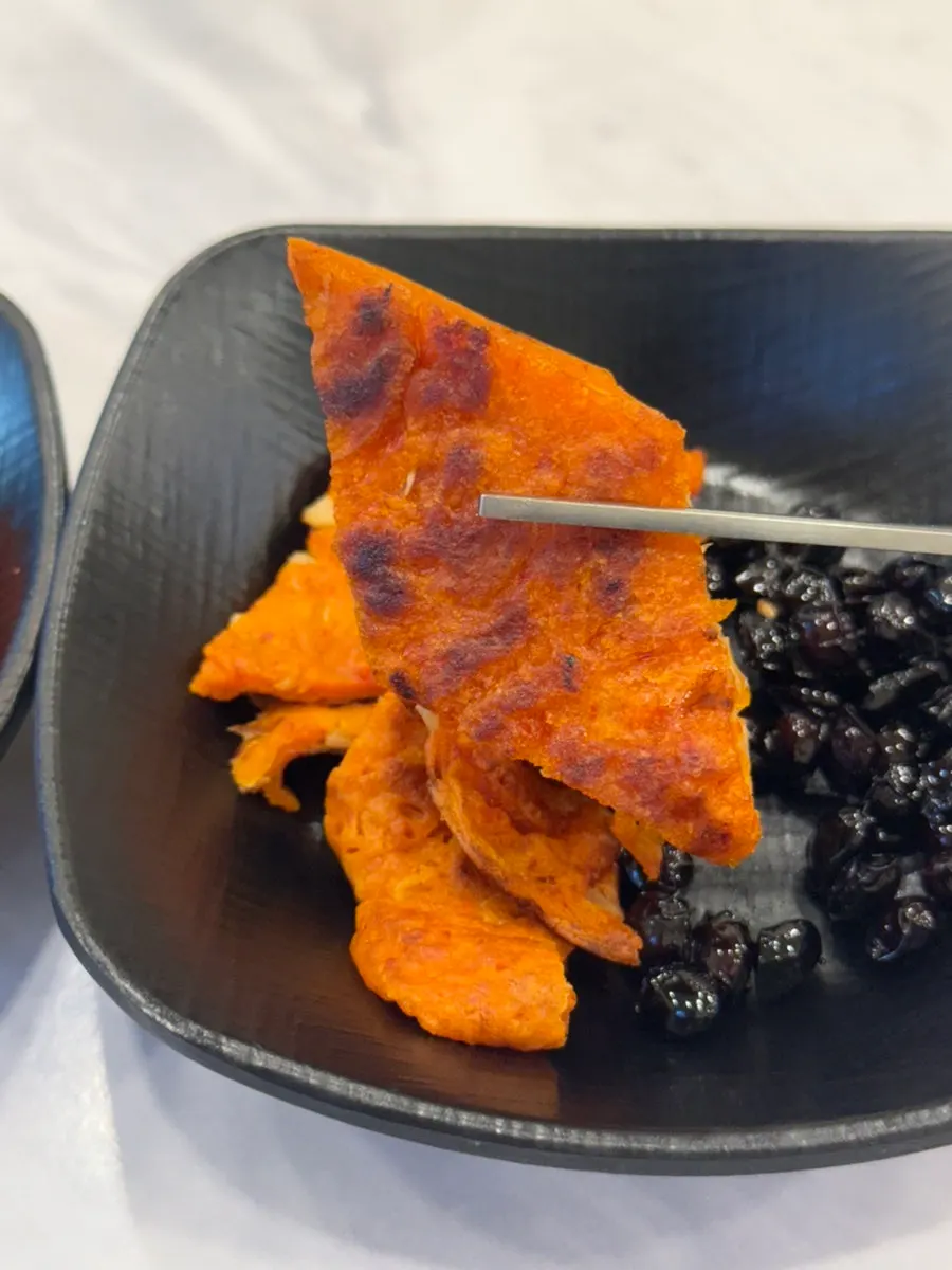 셀프바에서 담아온 반찬 접시