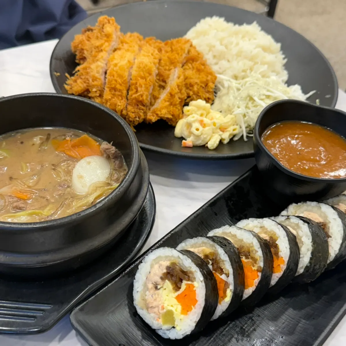 김밥 뚝배기불고기 돈까스 한상 차림