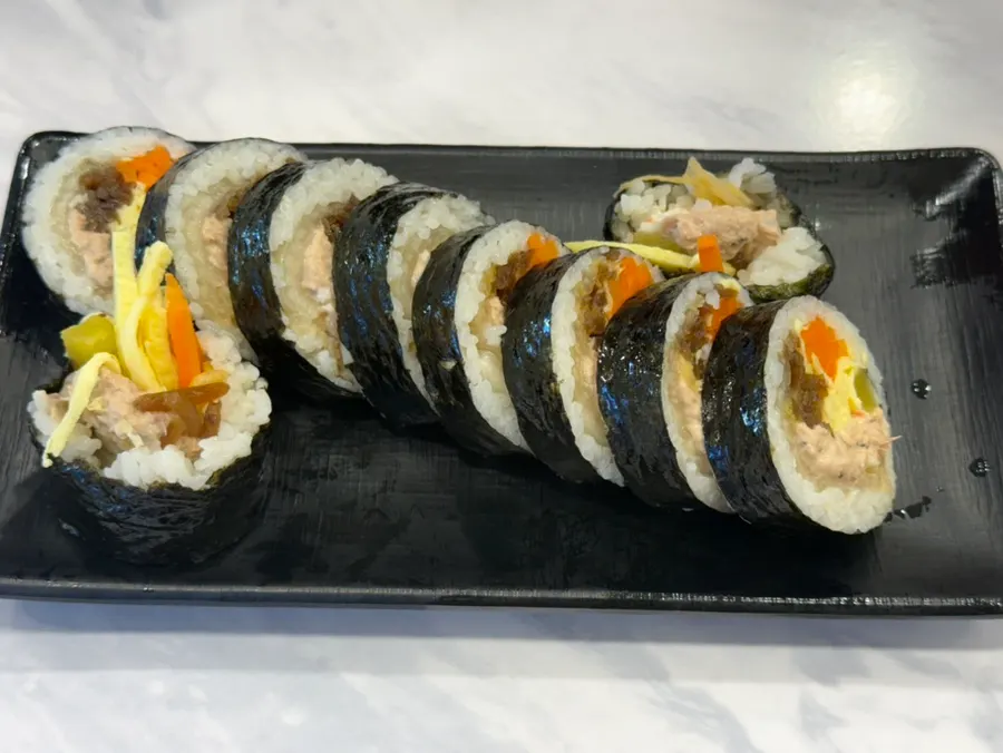 접시에 담긴 묵은지 참치마요 김밥