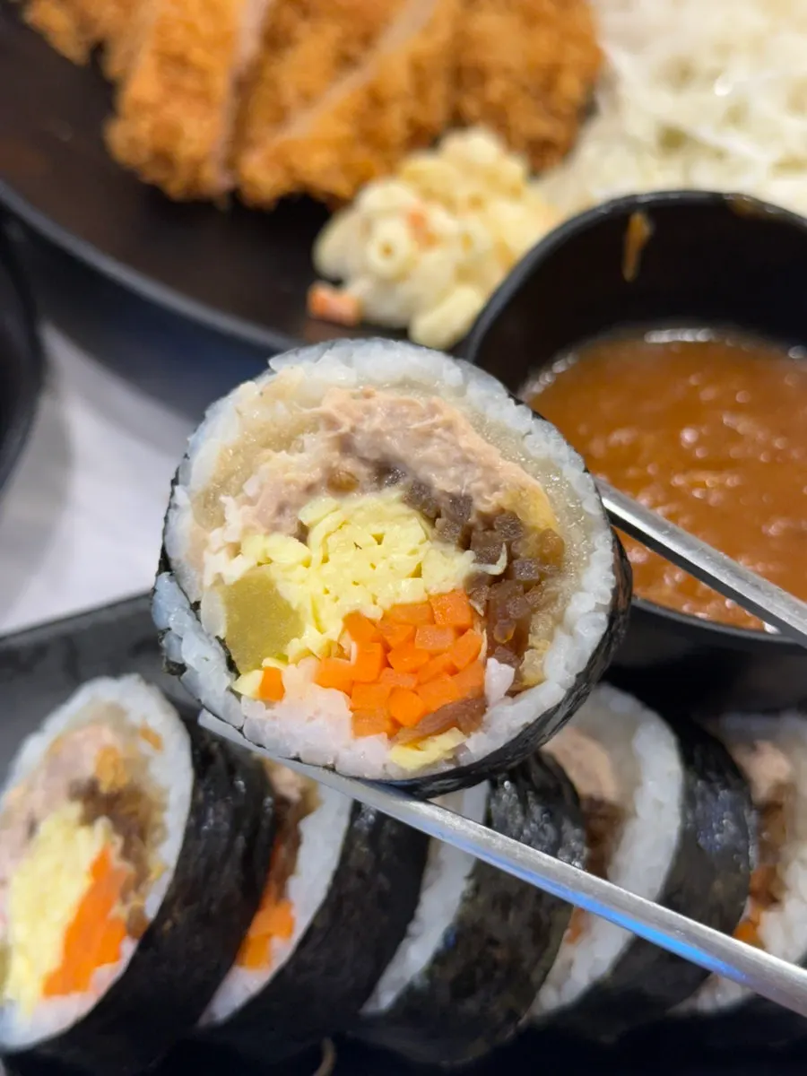 참치와 묵은지가 가득한 김밥 단면
