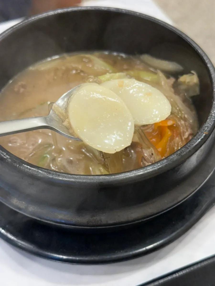 끓고 있는 뚝배기불고기 클로즈업