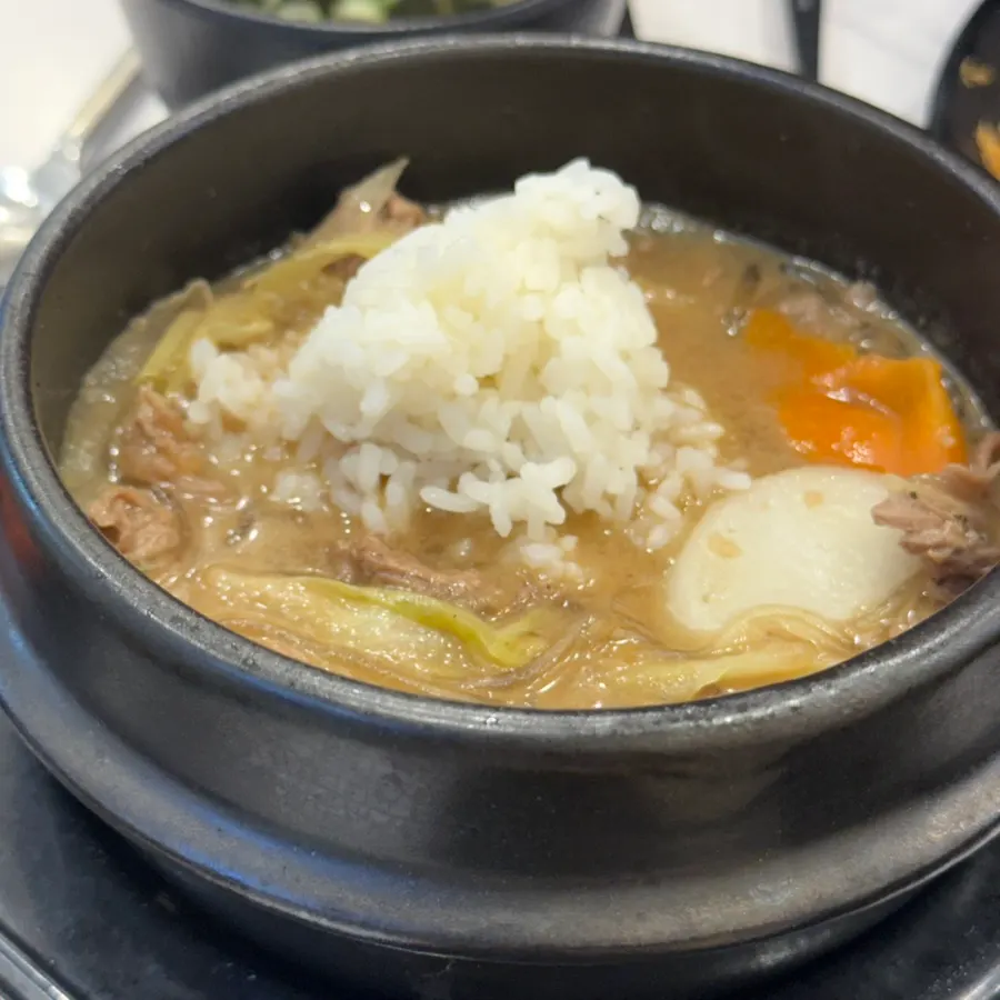 고기와 당면을 얹은 밥 한 숟갈