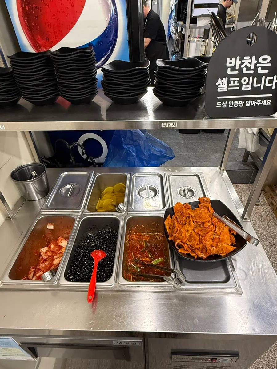 自助點餐機旁的充電器與髮圈擺放區