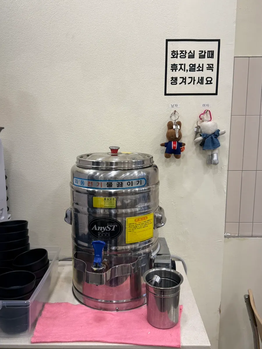 甜醬黑豆與包心泡菜等自助小菜