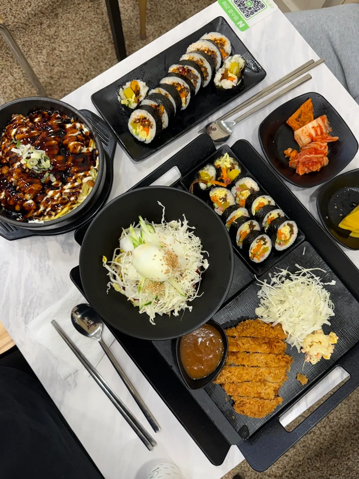 桌上一次擺滿的涼拌辣拌麵套餐、蓋飯與紫菜飯捲