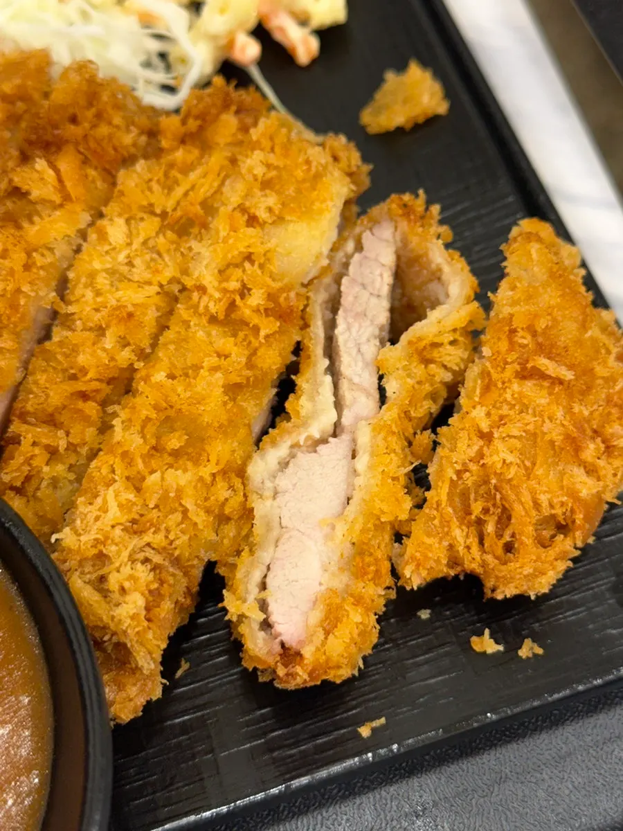 可見酥脆斷面的炸豬排塊