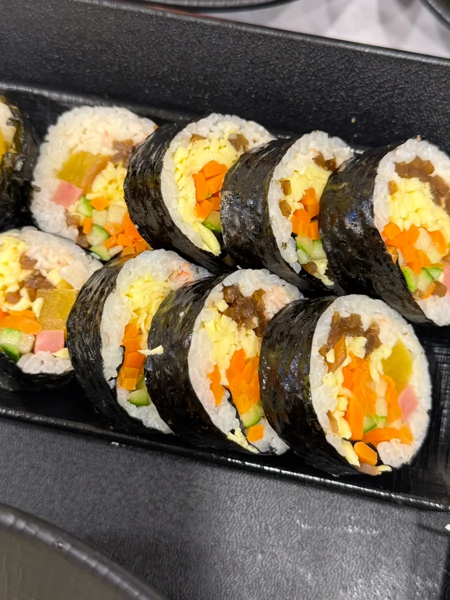 套餐附上內餡紮實的基本紫菜飯捲
