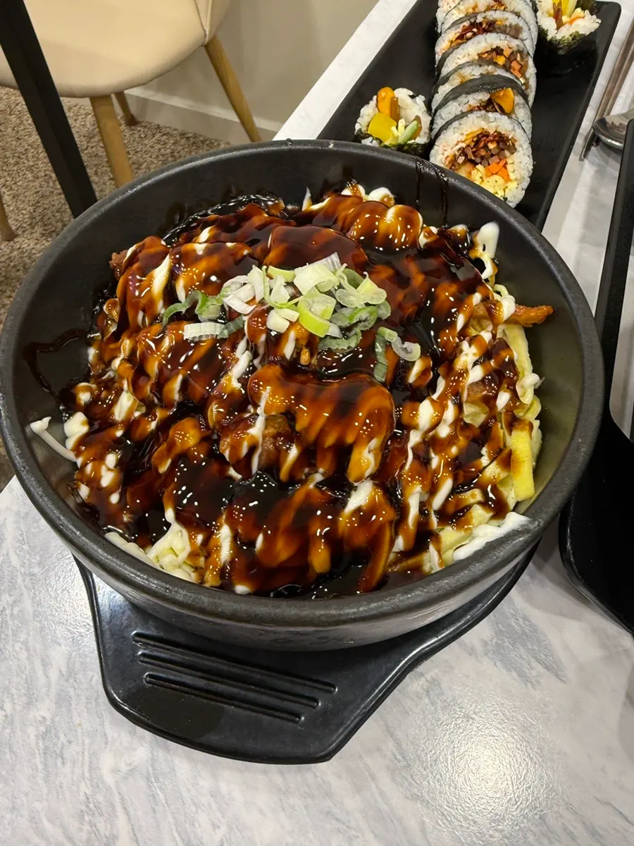 盛裝在砂鍋中上桌的石鍋雞肉美乃滋蓋飯