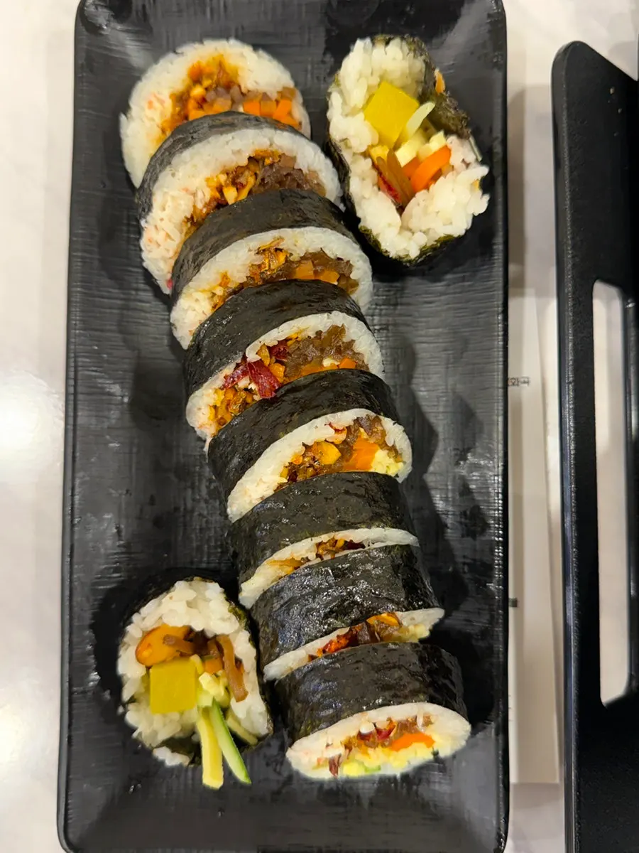 盤中盛裝的辣鯷魚紫菜飯捲