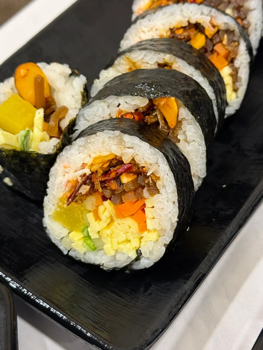 可見杏仁的辣鯷魚紫菜飯捲斷面