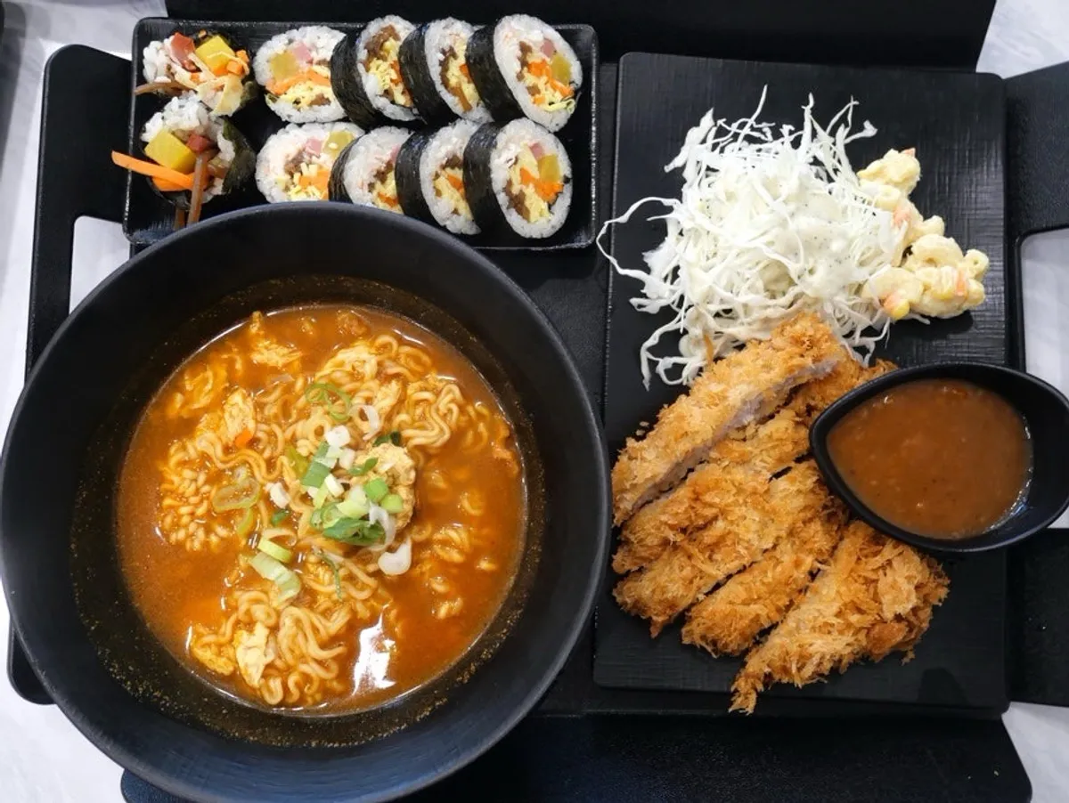 Storefront of Uwol Gimbap, a gimbap and bunsik restaurant near Ujangsan