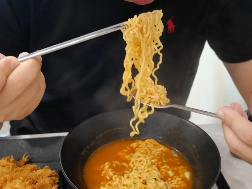 Full shot of the Uwol Gimbap ramen set