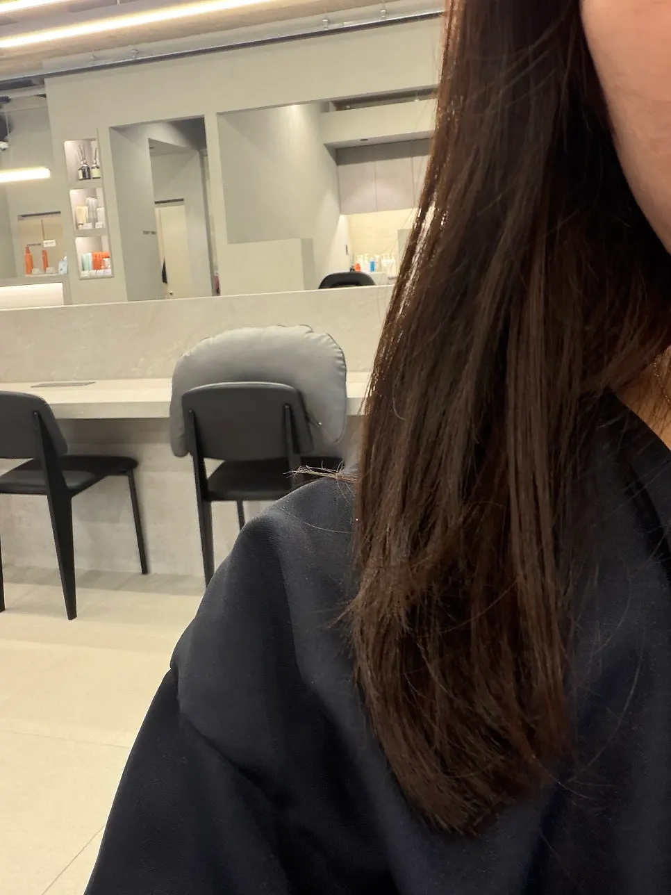 퍼스널컬러 상담을 받는 모습
