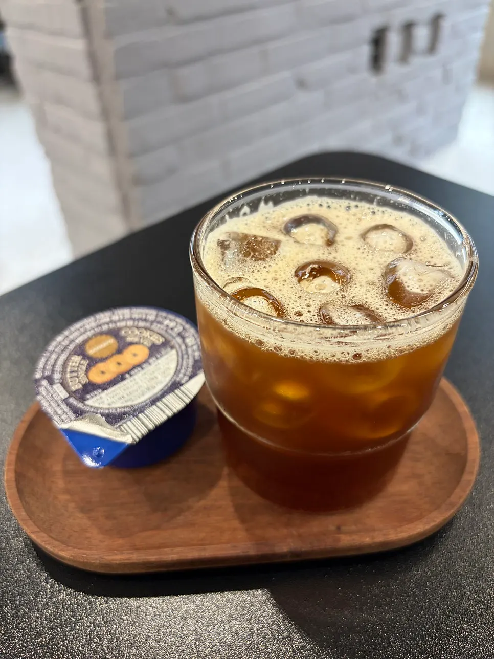 아이스 아메리카노와 쿠키 서비스