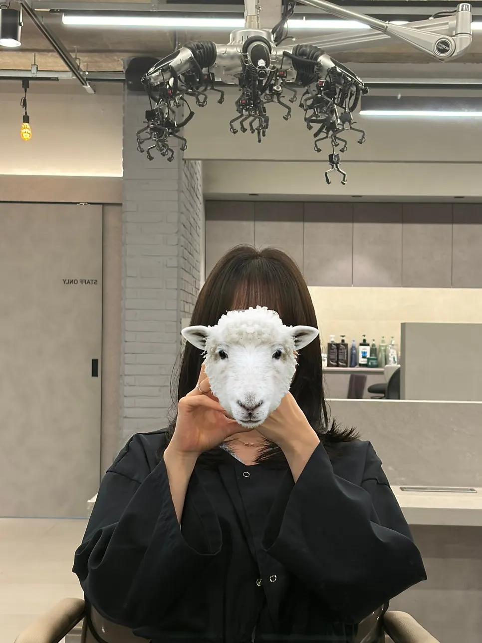 톤다운 염색 후 정돈된 어두운 갈색 머리