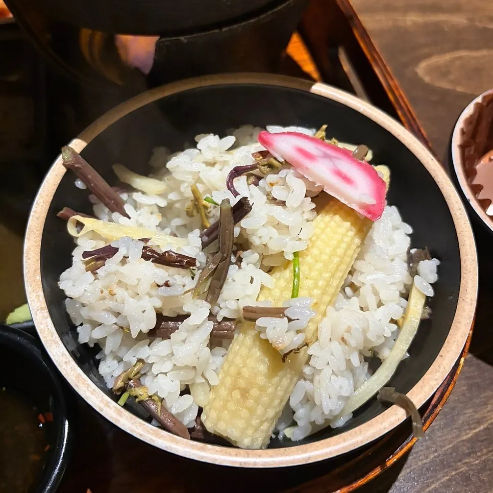 Clay-pot rice full of bracken and shiitake mushrooms