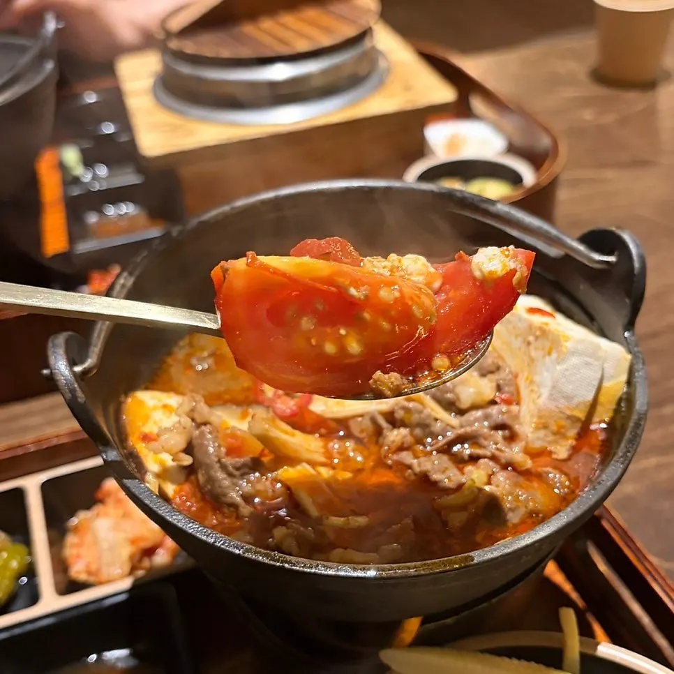 끓고 있는 차돌박이 토마토 전골 국물