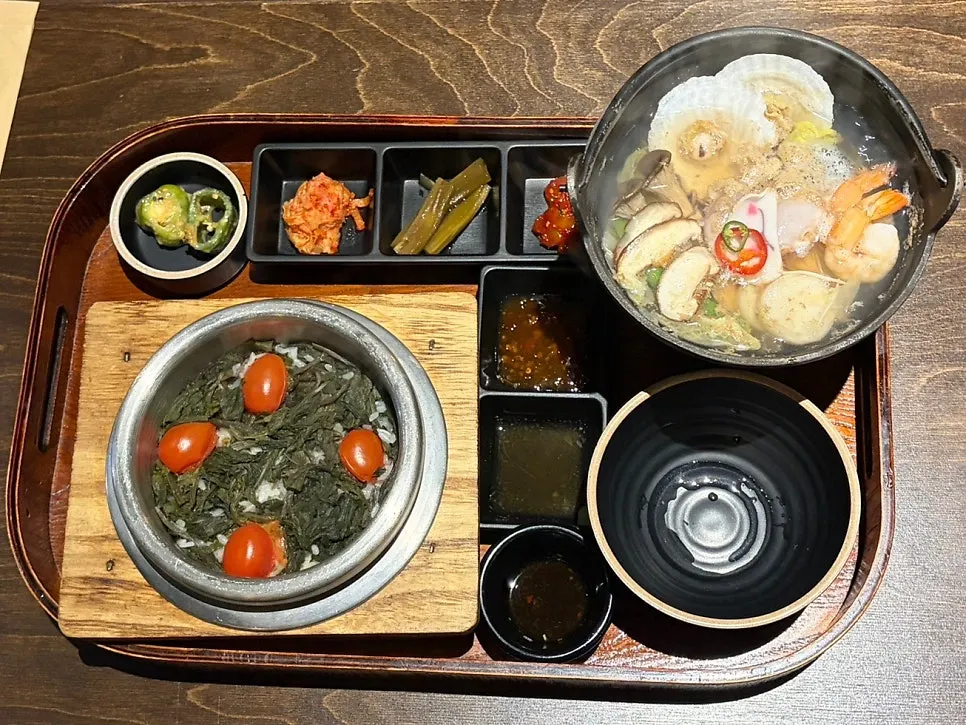 Nutritious seafood hot pot with gondre tomato clay-pot rice set