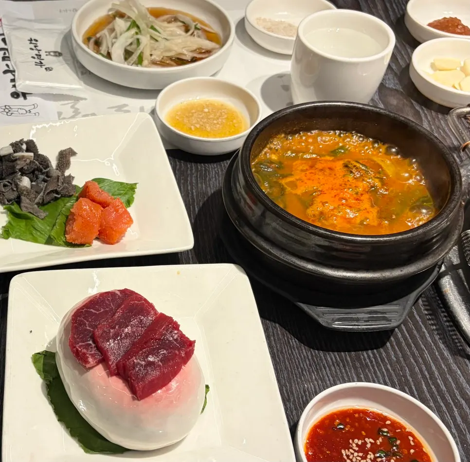 파채와 샐러드가 깔린 한우 상차림