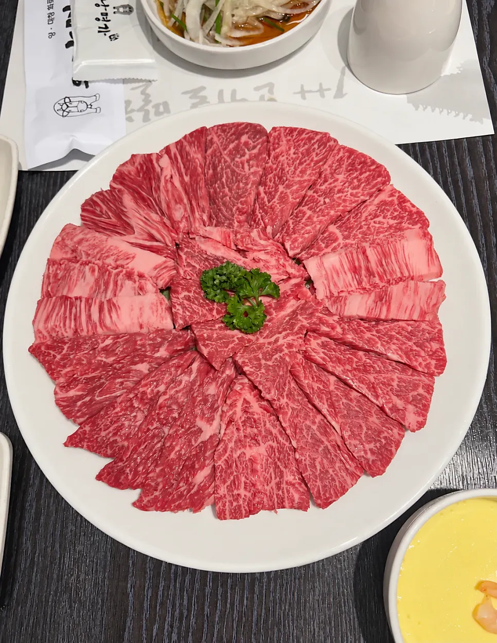 정육점에서 고른 한우투쁠 500g 접시
