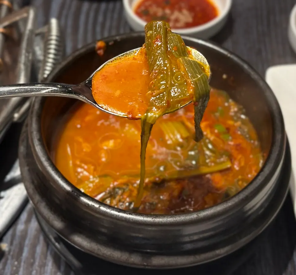 반찬과 함께 차려진 한우 구이 테이블