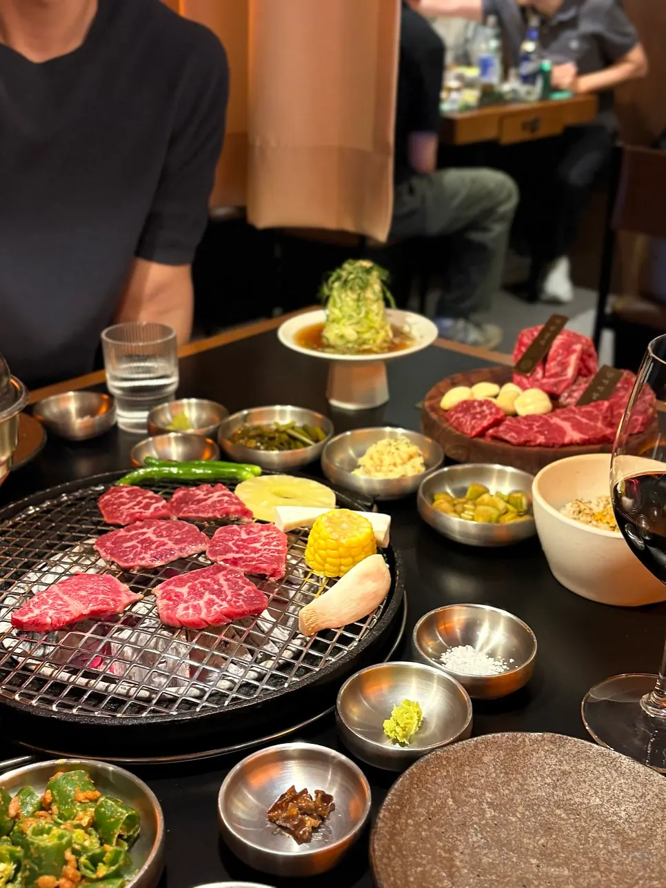 Beef table setting at Woosang Hwarogui Maebong Station branch
