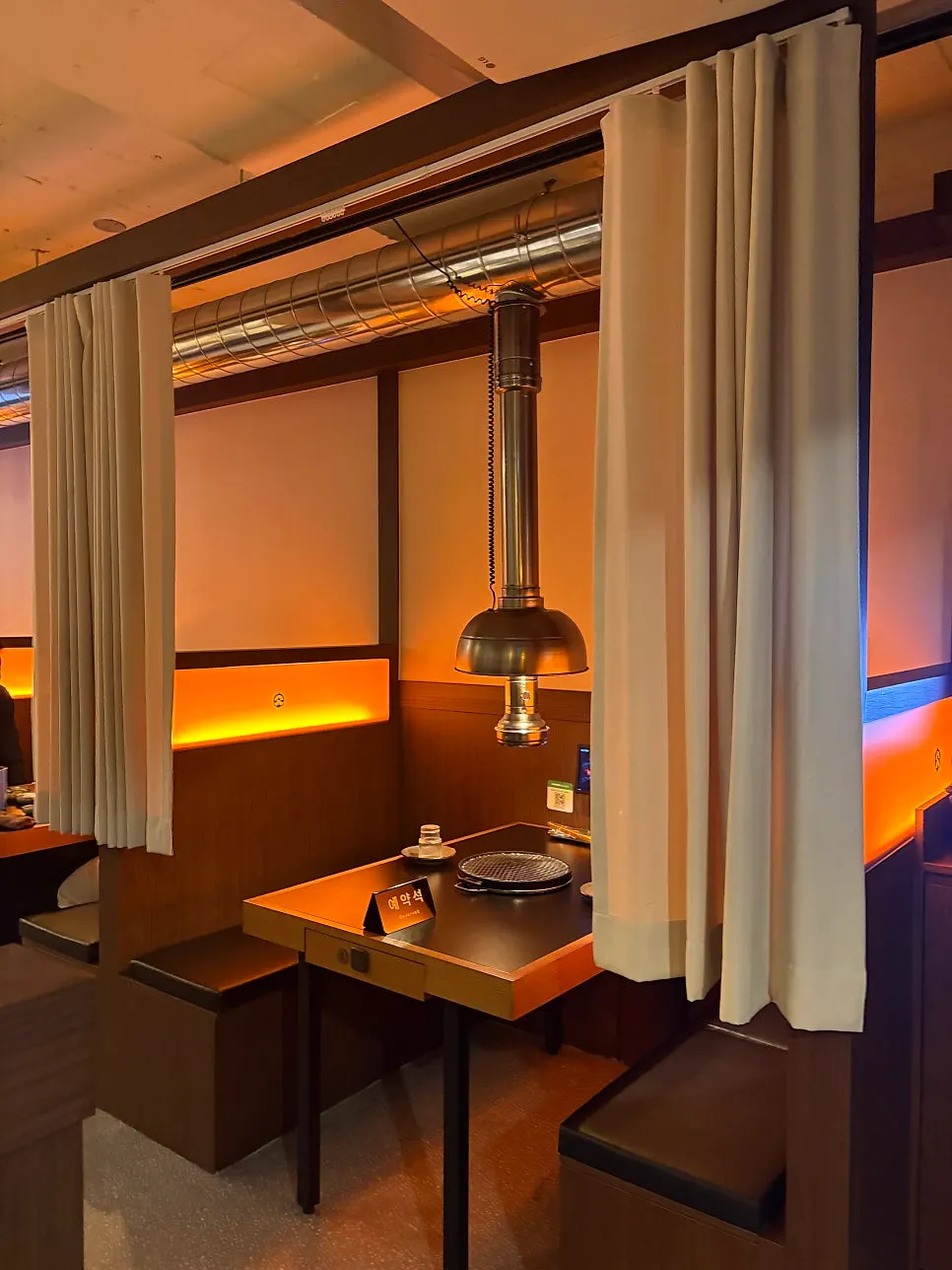 Private semi-curtain room seating