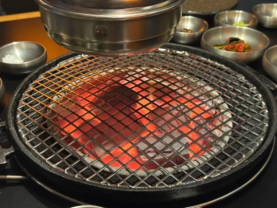 숯불이 놓인 테이블 세팅
