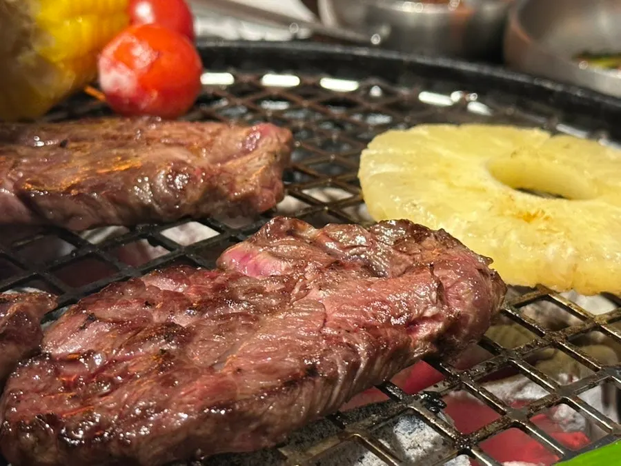 숯불에 굽는 안거미살과 파인애플