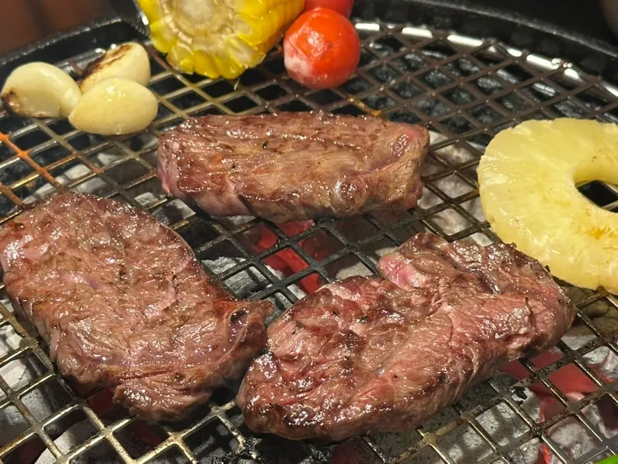 토시살과 파절이를 곁들인 한 점