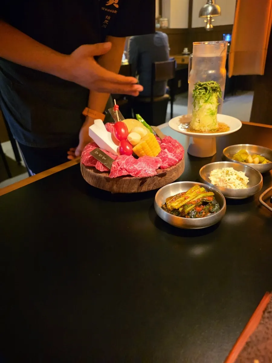 상 모둠한판 세팅된 테이블