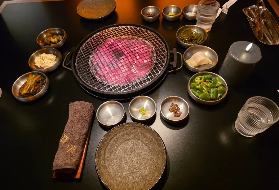 숯불에 구워지는 고기 클로즈업