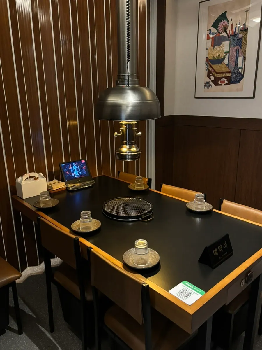 Calm interior of the beef BBQ restaurant near Maebong Station