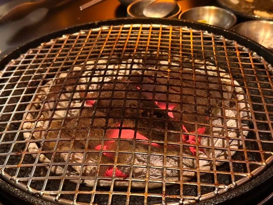 식사를 마친 빈 접시와 은은한 매장 조명